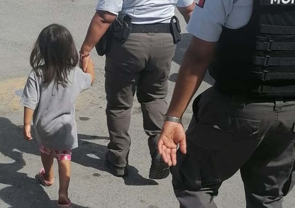 La niña pudo indicar mediante señas su domicilio. | Cortesía