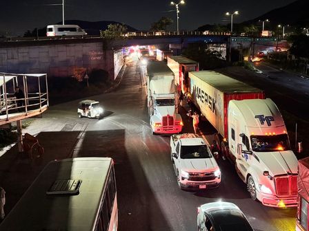 Despues de varias horas las afectaciones continuan en Carretera a Chapala | Foto: Usi Toledo