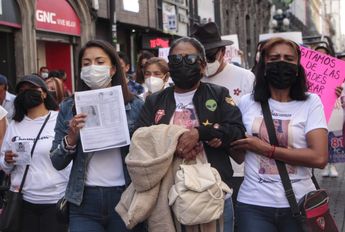 Teresa de Jesús, madre de Liliana, fue auxiliada durante la marcha / Melanie Torres