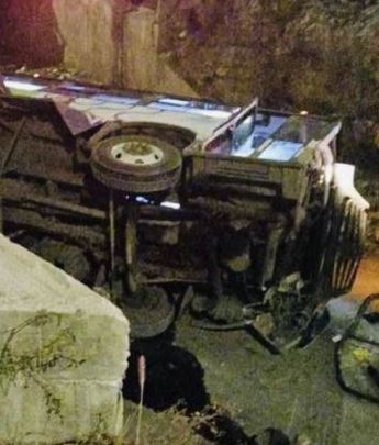 El camión volcó y cayó a un canalón en la colonia Praderas de San Francisco. | Especial