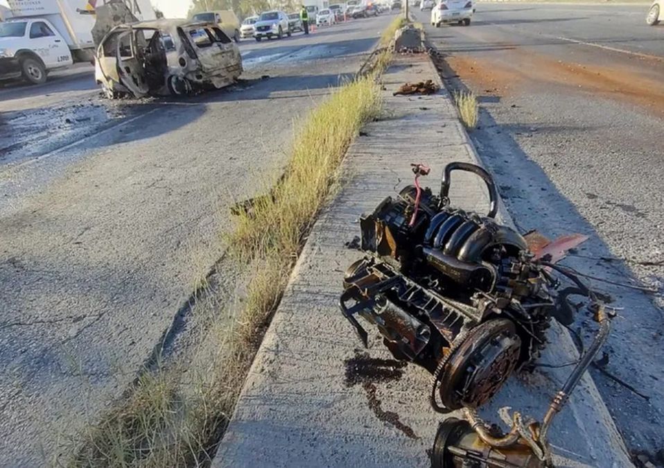 Automóvil termina incendiado tras choque en Escobedo; conductor resulta lesionado
