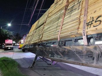 Una plataforma con toneladas de madera dañó una calle en la colonia Central. | Leyda Estrada