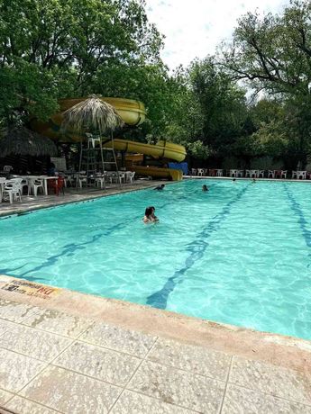 Para los infantes, hay un chapoteadero equipado con minitoboganes, fuentes y chorros de agua