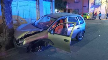 Auto compacto involucrado en accidente con patrulla. | Israel Santacruz