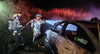 Elementos de Protección Civil y Bomberos de Jalisco apagando las llamas del automóvil | Telediario