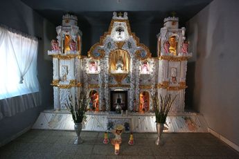 Estos altares son una tradición única en su tipo, además de que son un ritual del encuentro de dos mundos / Es Imagen