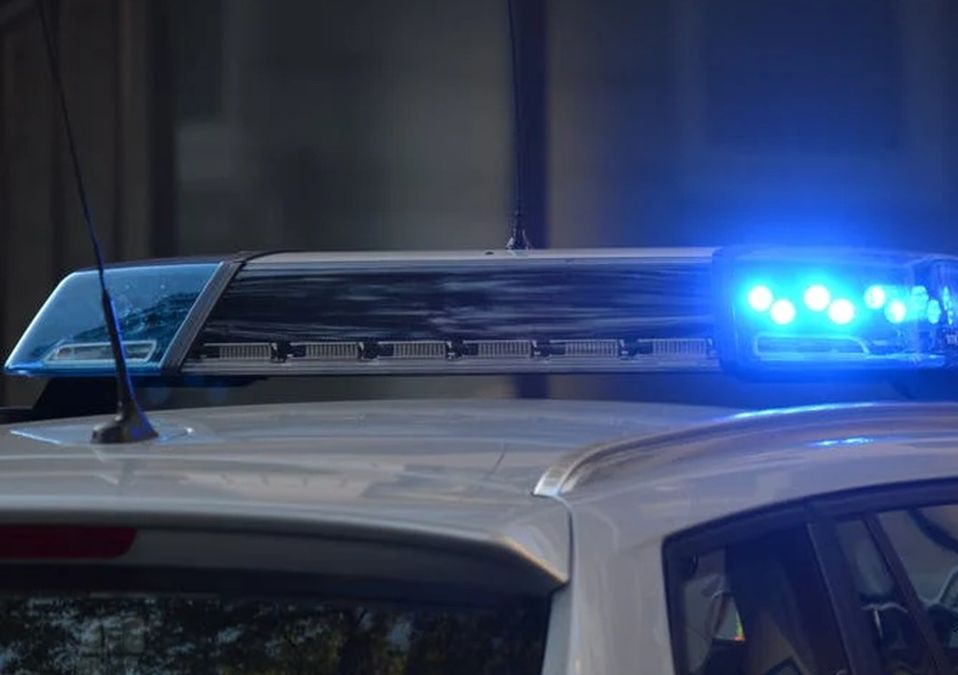 Hombre es detenido tras intentar agredir con un cuchillo a un policía