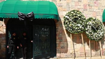 Llegan arreglos y coronas florales a Casa Paquita | Juan Carlos Bautista