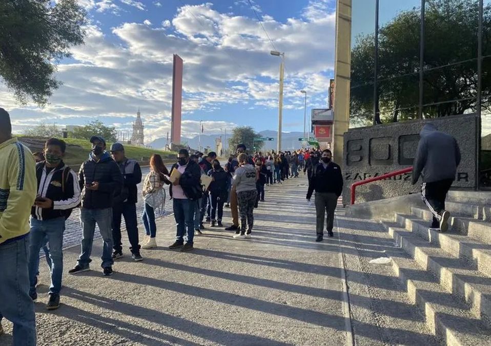 Abarrotan oficinas del Infonavit Monterrey para cambiar crédito a pesos