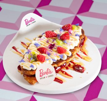 En el lugar podrás encontrar diferentes postres con temática de Barbie. | Especial