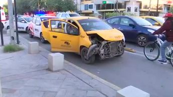 Reportan choque de taxi con vehículo escolar en Torreón; iban 5 niños a bordo