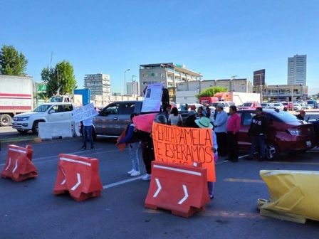 Familiares y conocidos de América Pamela Colotl Varela bloquean la circulación en la caseta de la autopista Puebla-Atlixco / Héctor Rosas