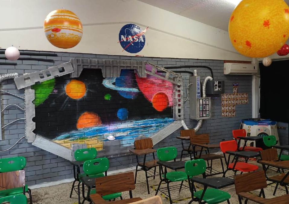 Maestro decora salón de clases con temática de la NASA en Juárez. | Fabricio Gallegos