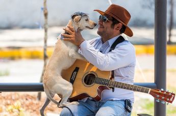 David toca al ritmo de blues o jazz en calles de Puebla y Zafiro baila junto a su dueño / Andrés Lobato