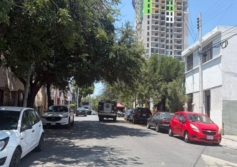 Una adulta mayor sufrió un violento ataque durante un asalto en el Centro de Monterrey; el agresor escapó con dinero y pertenencias.| Especial