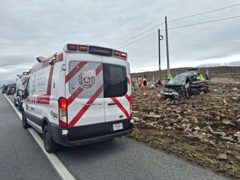 Paramédicos trasladaron a cinco lesionados, entre ellos dos menores, luego de la salida de camino en Ramos Arizpe. | Jesus Villegas