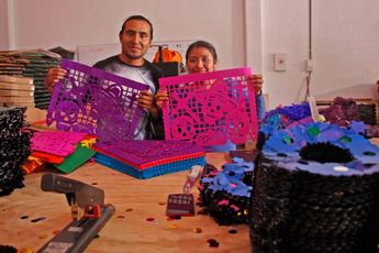 Artesanos le dan vida al papel picado | Melanie Torres