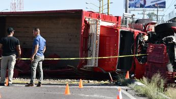 El camión transportaba tomate que quedó regado en la carretera.| Especial