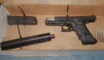 La mujer portaba armas y estupefacientes