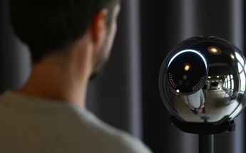 WorldCoin Orb, la esfera plateada que escanéa el iris de las personas | Especial