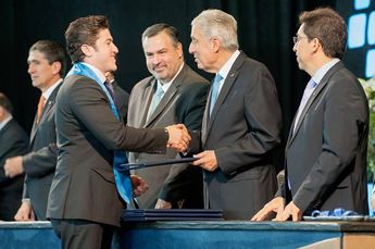 Samuel García recibiendo su título como Doctor en Política Pública. | Cortesía