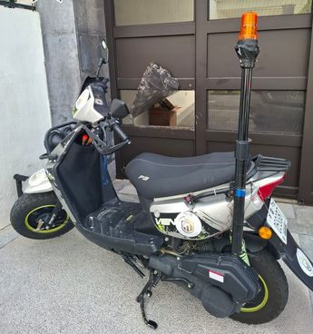 Motocicleta usada por los guardias de seguridad y el portón de la casa dañado. | Cortesía