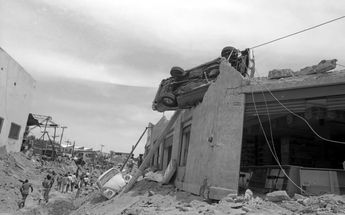 Vehículo que terminó arriba de un edificio después de las explosiones / El Colegio de Jalisco