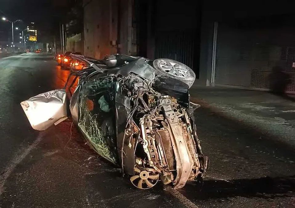 Conductor se salva de morir tras aparatoso choque en Monterrey