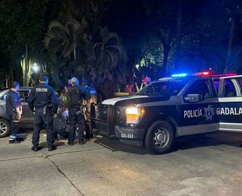 Elementos de la Policía de Guadalajara auxiliando al chofer | Telediario