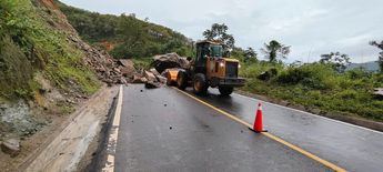 Caída de tierra y material bloquea carretera Autlán–Villa Purificación; trabajan para reabrirla
