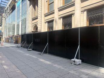 Algunos negocios del Centro de Monterrey colocaron protecciones alrededor de sus paredes previo a la manifestación. | Pedro Delgado