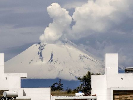 Vista al volcán Popocatépetl desde una zona urbana de Tlaxcala / Agencia Cuartoscuro