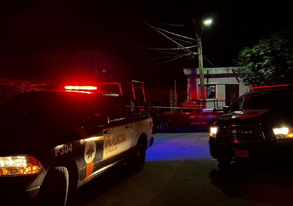 El hombre recibió disparados en el cuello y brazo; vecinos alertaron del cuerpo en la calle.| Edgar Plata