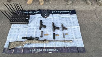 Armas, equipo táctico y vehículo asegurados a los cinco detenidos en Ojuelos durante el operativo regional. | Foto: Fiscalia de Jalisco