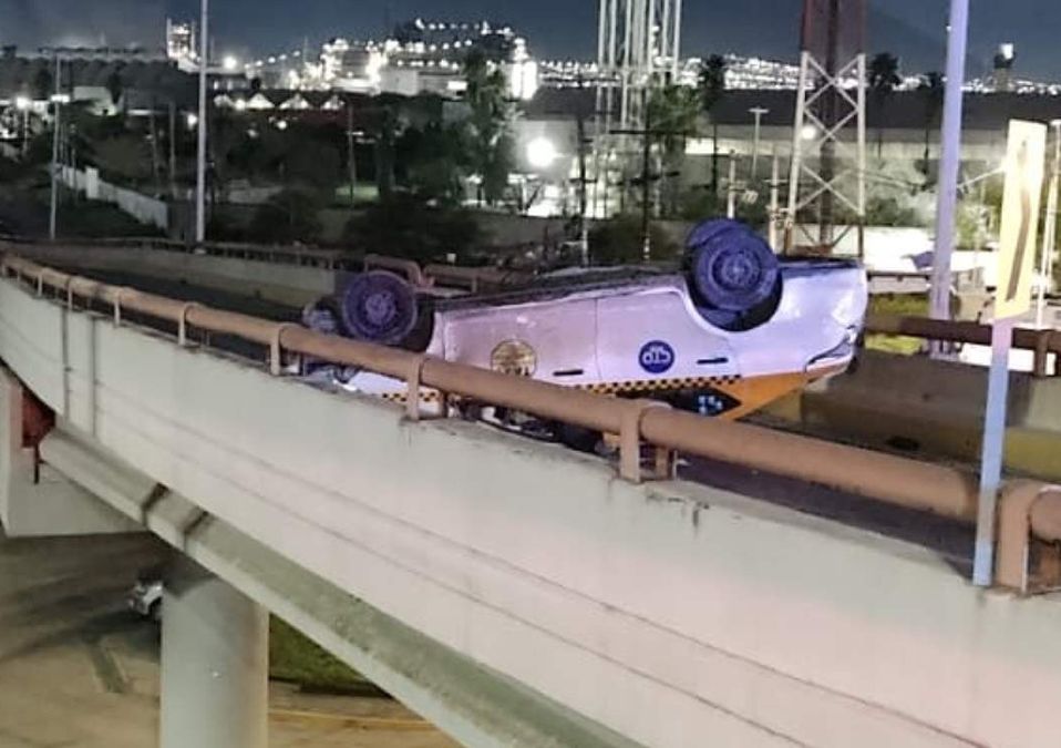 Un taxista murió luego de que su auto volcara sobre avenida Diego Díaz de Berlanga. | Agustín Martínez