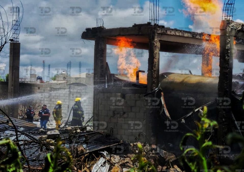 Bomberos y PC llevaron a cabo labores para mitigar el incendio provocado luego de la explosión / Jesús Zavala