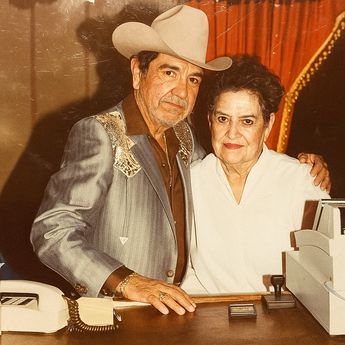 La esposa de Chalino Sánchez se llama Marisela Vallejos Félix y tuvieron 2 hijos, uno de ellos es Adán Sánchez. (ChatGPT)