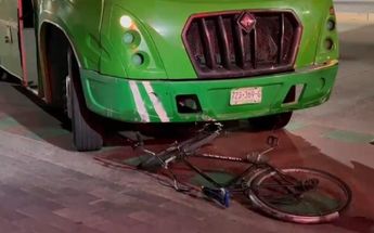 La bicicleta del involucrado quedó destrozada bajo la unidad / Vicente Torres Alfaro