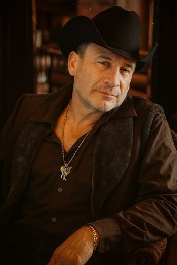 Para 1999, Valentín Elizalde lanzó su segundo disco, "Regresan los mafiosos", con el que consolidó su popularidad. (ChatGPT)