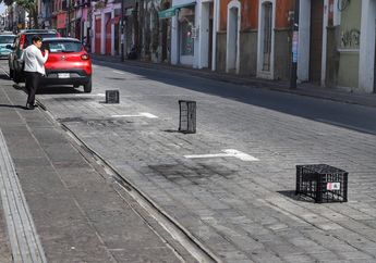 Huacales y cajas de fruta son empleados por franeleros para adueñarse de los cajones de estacionamiento rotativo en Puebla / Melanie Torres