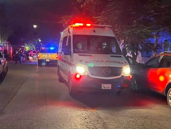 Una ambulancia trasladó al hombre todavía herido antes de fallecer en el hospital. | Mayte Villasana