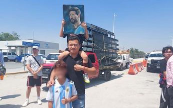 Aficionados esperaron la llegada de Lionel Messi al Aeropuerto de Monterrey. | Cortesía