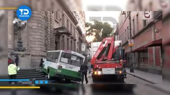 Microbús choca con una camioneta blanca en calles del Centro Histórico