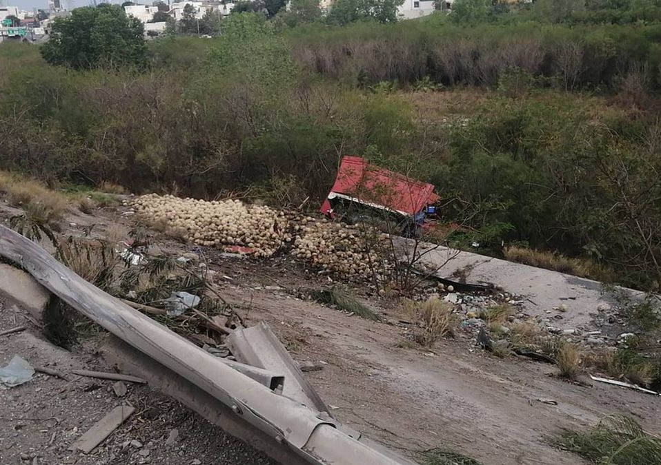 Cae camión a Rio Santa Catarina tras accidente automovilístico.