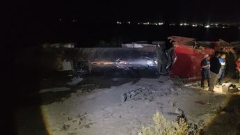 El conductor del vehículo volcado, fue identificado como Efrén Valdés de 31 años de edad. | Foto Especial
