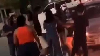 EN VIDEO: Captan multitudinaria riña entre hombres, mujeres y niños en fraccionamiento de Torreón