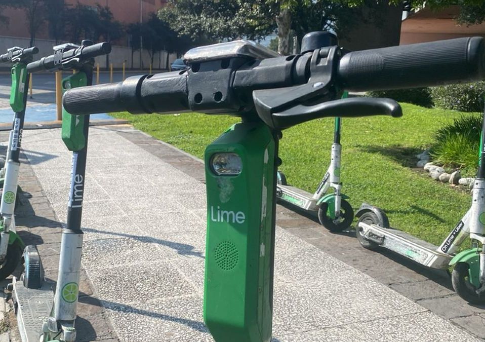 El programa de sccoters y bicicletas comenzó en los municipios de Monterrey y Guadalupe.| Erik Solheim