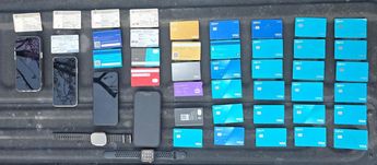 Tarjetas bancarias, identificaciones, relojes y celulares fueron asegurados a los hombres detenidos. | Cortesía