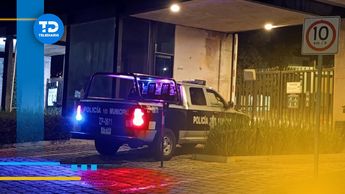 Vehículo de la Policía de Zapopan a las afueras del lugar donde ocurrió el doble asesinato | Telediario