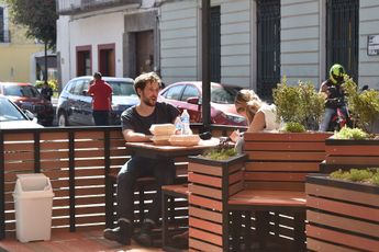 Algunos establecimientos aprovecharon la instalación de parklets para apropiárselos e impedir a ciudadanos darles uso / Agencia Es Imagen